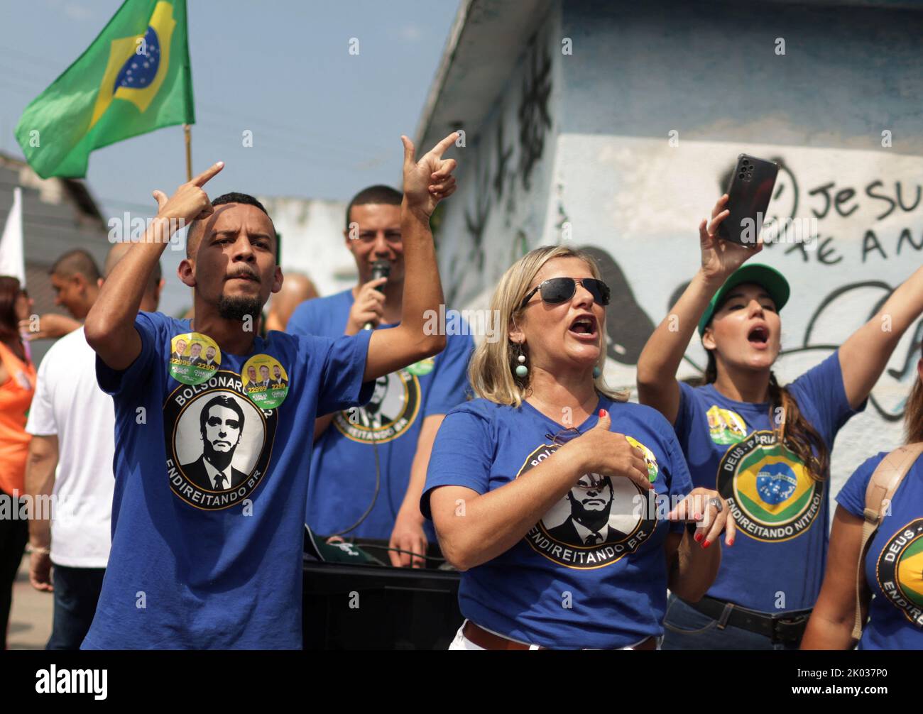 Supporters of Brazil’s President Jair Bolsonaro yell slogans to former President and presidential candidate Luiz Inacio Lula da Silva’s supporters in Sao Goncalo in Rio de Janeiro state, Brazil September 9, 2022. REUTERS/Pilar Olivares Stock Photo