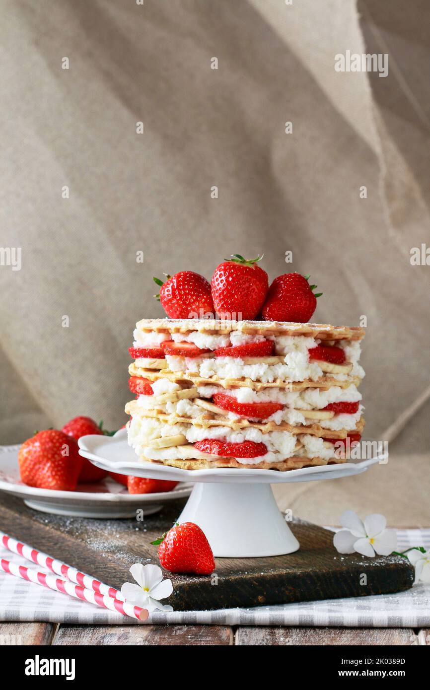 Strawberry layer cake hi-res stock photography and images - Alamy
