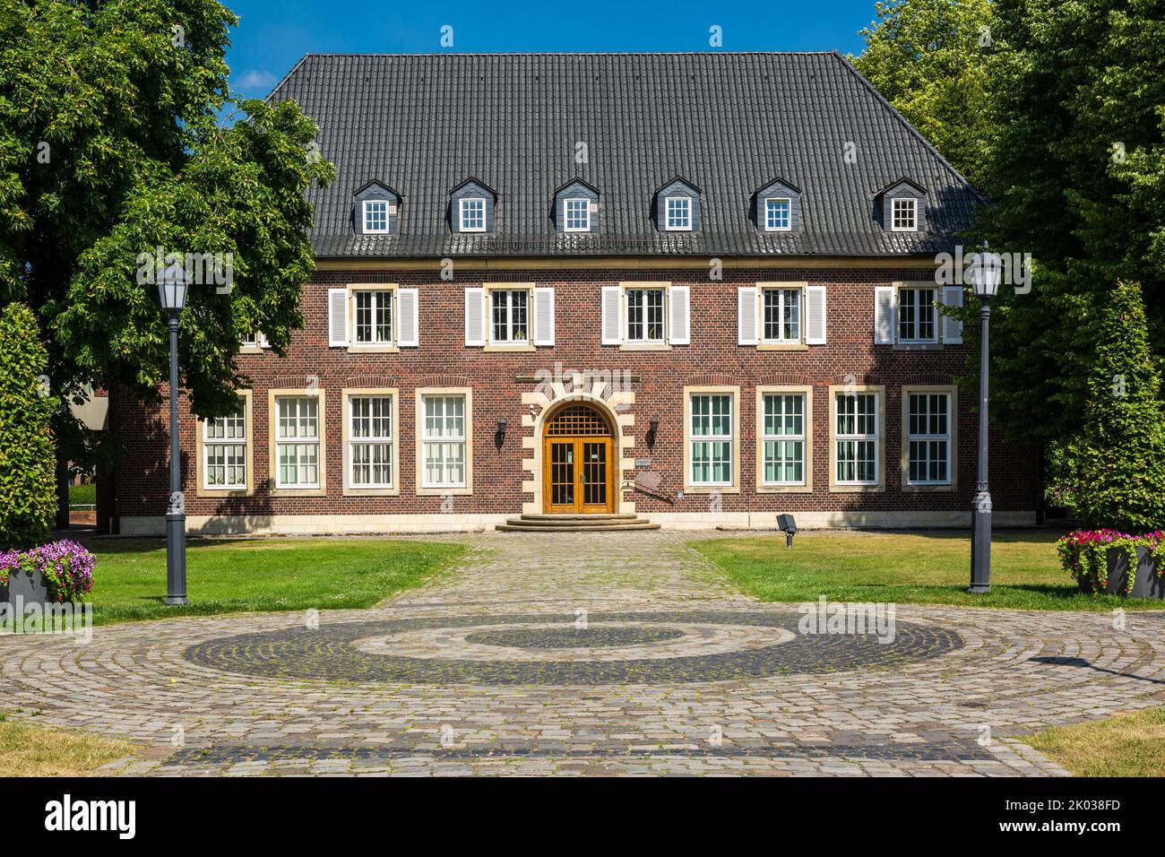 Germany, Ahaus, Westmuensterland, Muensterland, Westphalia, North Rhine-Westphalia, district court Ahaus at Suemmermannplatz in buildings of the outer castle of castle Ahaus, adjoining buildings Stock Photo