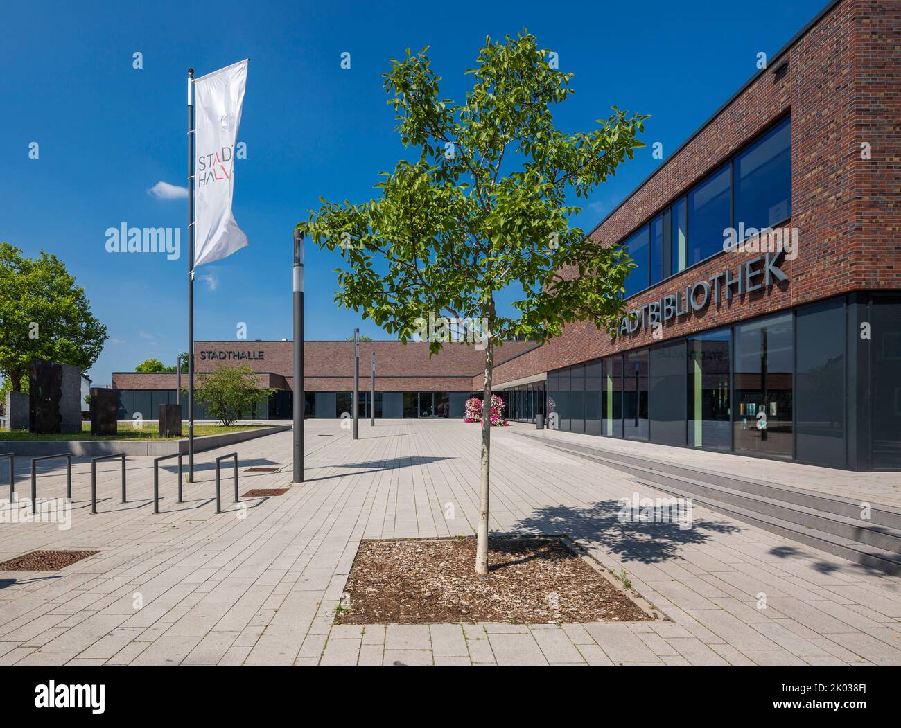 Germany, Ahaus, Westmuensterland, Muensterland, Westphalia, North Rhine-Westphalia, city hall and city library, on the lawn the work of art 'Annaeherung' by Piotr Sonnewend, an art object of the Euregio Art Route Stock Photo
