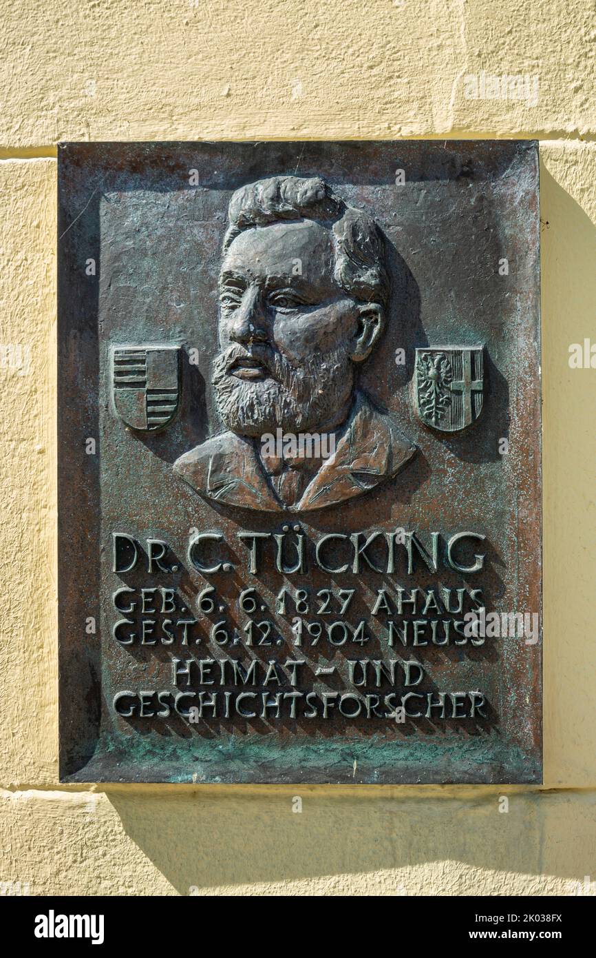 Germany, Ahaus, Westmuensterland, Muensterland, Westphalia, North Rhine-Westphalia, commemorative plaque with relief Portraet of Dr. C. Karl Tuecking on the residential building facade of the Beckering family at the market, local historian, historian, pedagogue, philologist Stock Photo