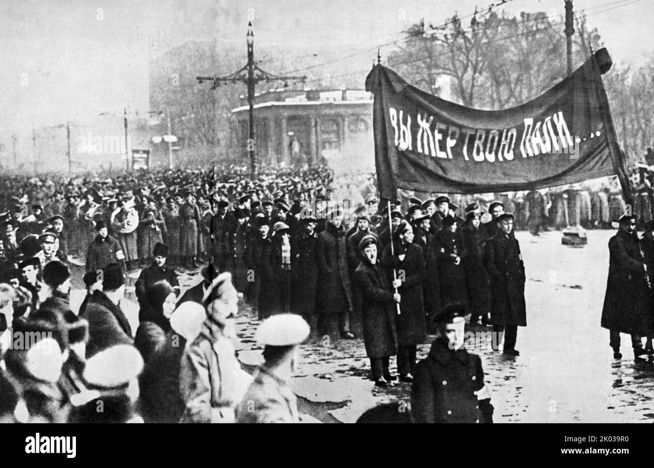 The funeral of the revolutionaries who died in the days of the overthrow of the autocracy. Petrograd, March 1917. Stock Photo