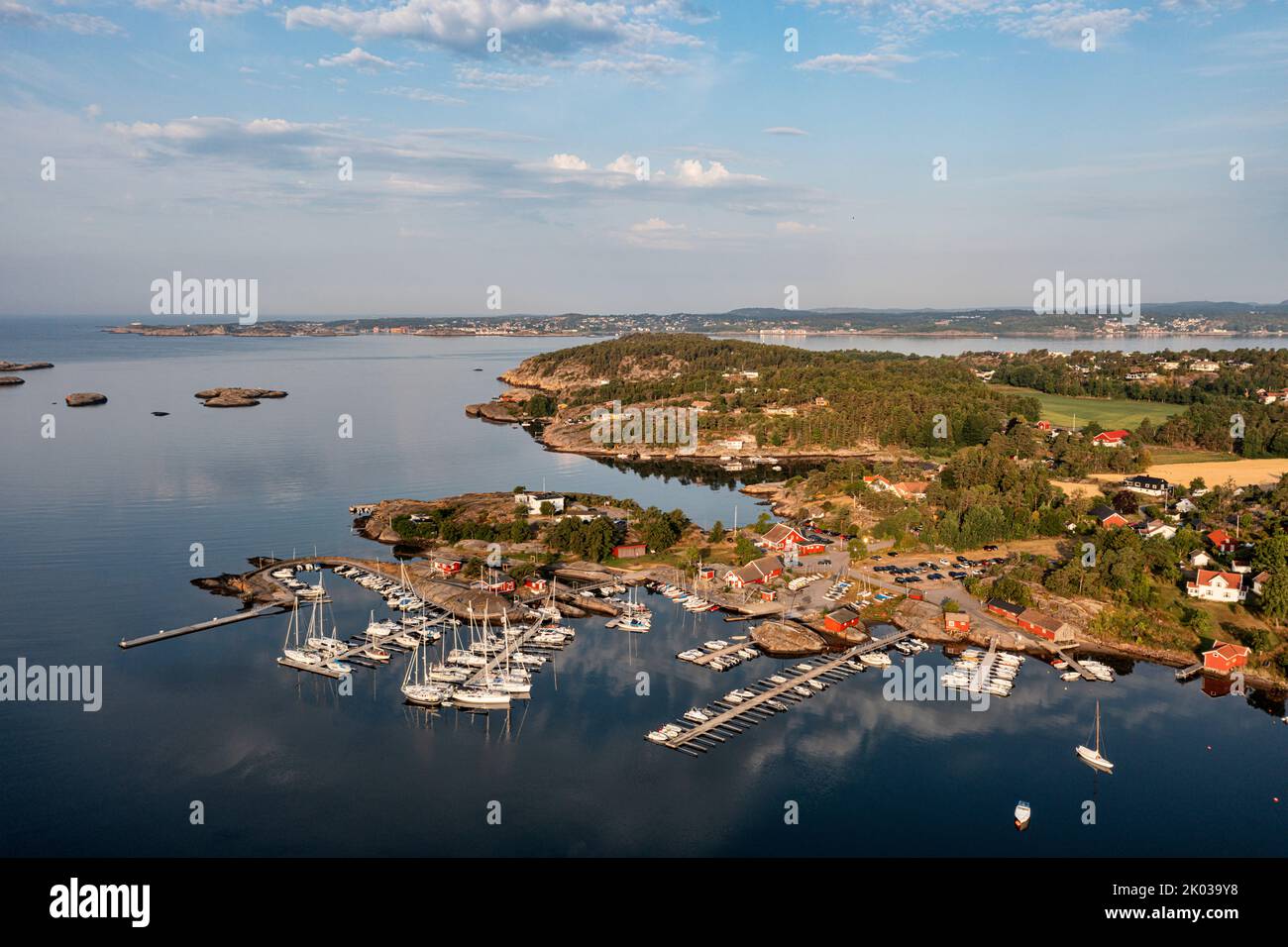 Norway, Vestfold og Telemark, Larvik, fjord, island, pleasure boats, jetties, Larvikfjord, houses, forest, rocky shore, Malmoya (island), Stavern (background), overview, aerial view Stock Photo