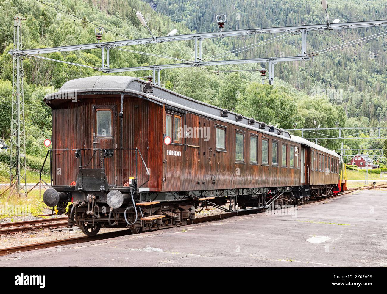 Norway, Vestfold og Telemark, Rjukan, Mæl, train station, train standing on platform, teak wood carriages Stock Photo