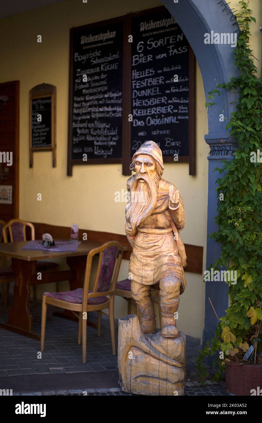 Carved wooden figure in front of Bavarian restaurant, Rüdesheim am Rhein, Rheingau, Taunus, Hesse, Germany Stock Photo