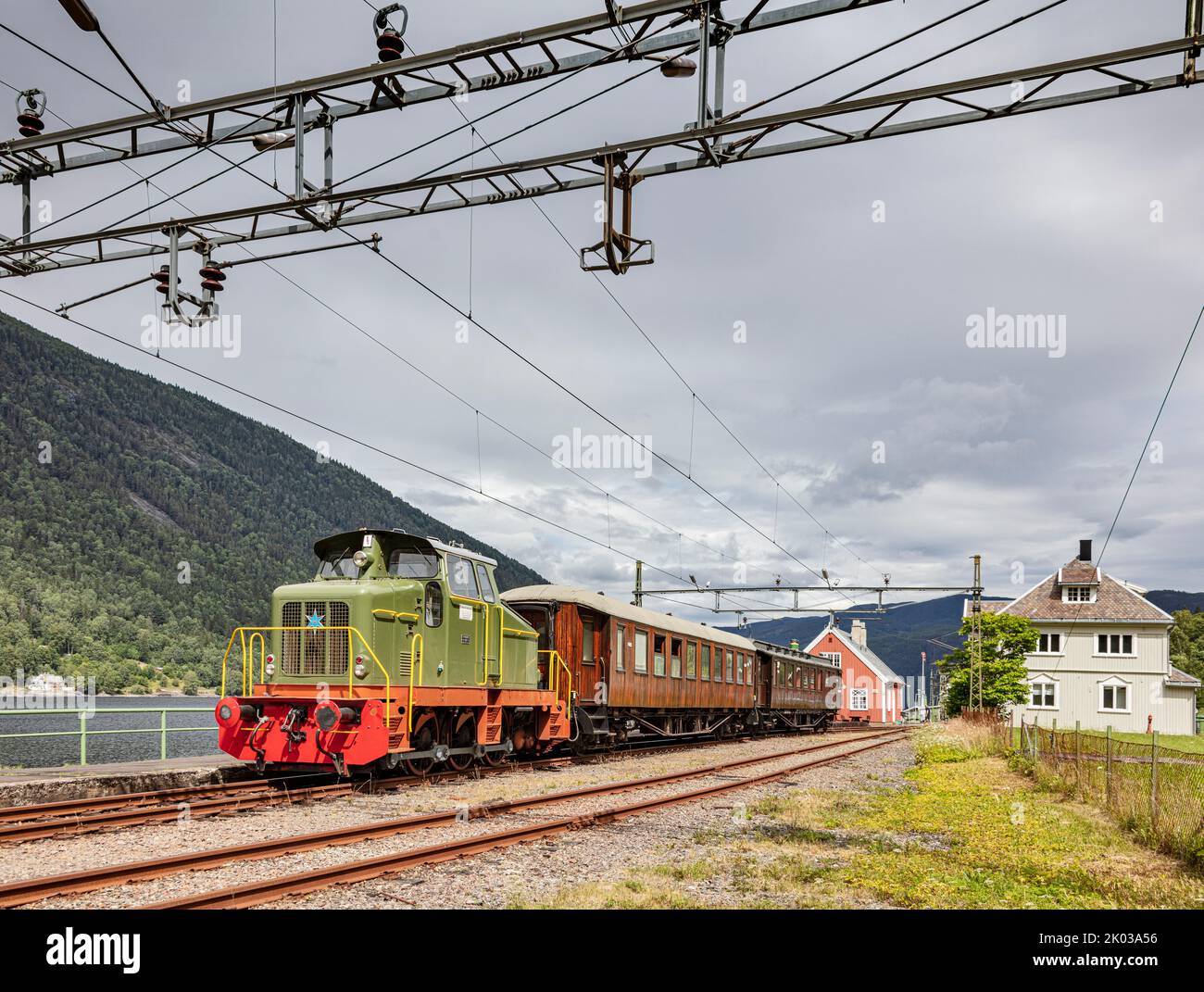 Norway, Vestfold og Telemark, Rjukan, Mæl, train station, train standing on platform, diesel locomotive, teakwood carriages Stock Photo