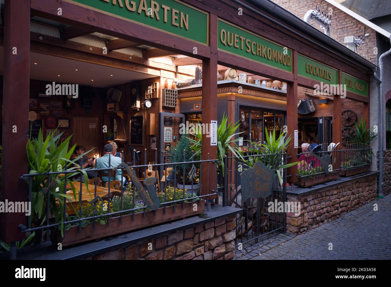 Restaurant in the Drosselgasse, Rüdesheim on the Rhine, Rheingau, Taunus, Hesse, Germany Stock Photo