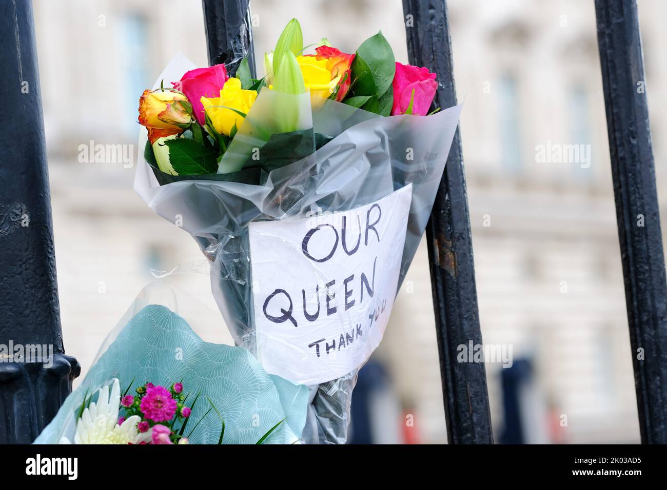 Buckingham Palace, London, UK – Friday 9th September 2022 – Our Queen - Thank You  - a message on flowers outside Buckingham Palace as Britain mourns the death of Queen Elizabeth II. Photo Steven May / Alamy Live News Stock Photo