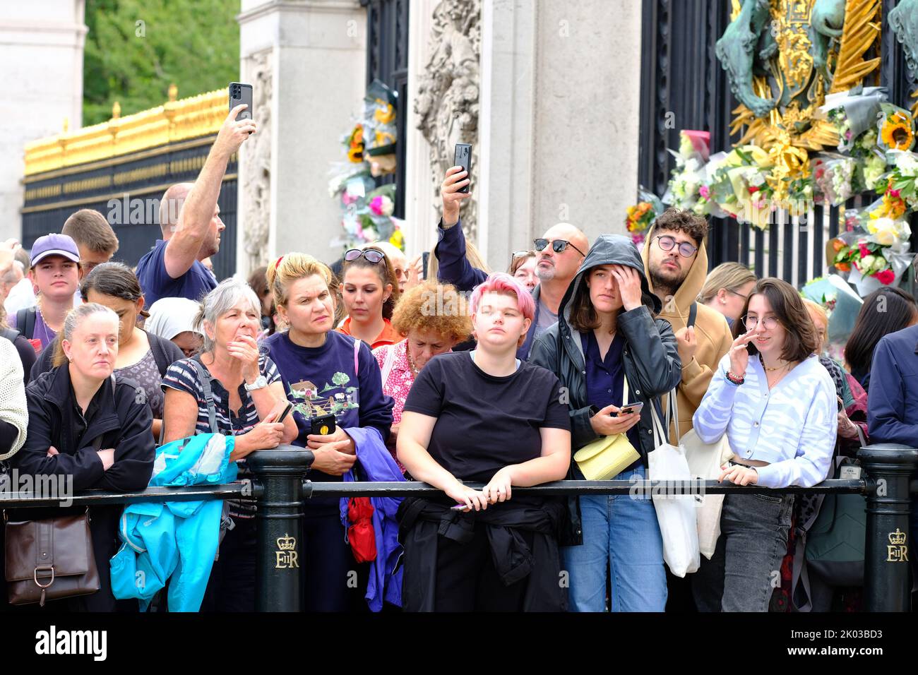 Buckingham Palace, London, UK – Friday 9th September 2022 – Large crowds gather outside Buckingham Palace to mourn the death of Queen Elizabeth II. Photo Steven May / Alamy Live News Stock Photo