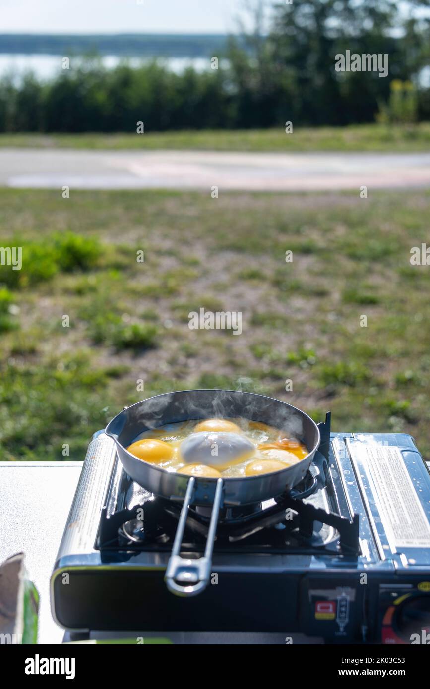 Gas stove, pan, fried eggs, camping vacation Stock Photo Alamy