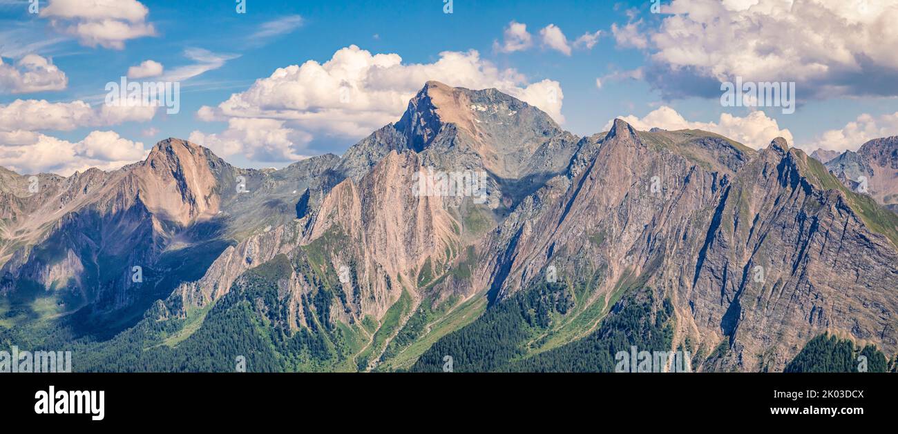Italy, South Tyrol, Bolzano / Bozen, Val di Vizze / Pfitschtal or Pfitscher Tal. Panoramic view on Felbespitze, Viedspitze, Hochferner (Grabspitz / Cima Grava) in the Zillertal Alps on the border between Tyrol, Austria, and South Tyrol, Italy. Stock Photo
