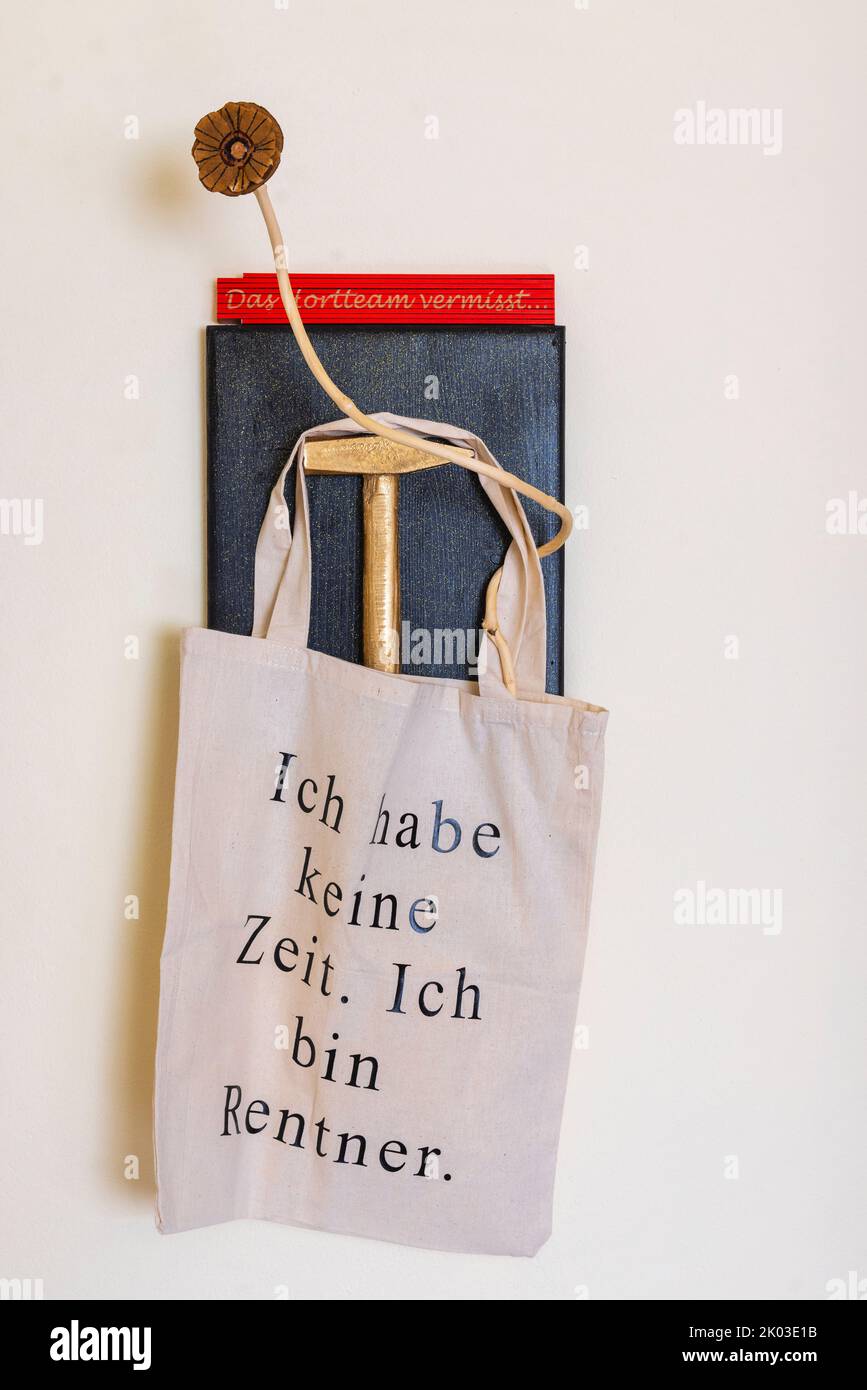 Bag with the inscription 'I have no time. I am a pensioner', farewell gift Stock Photo
