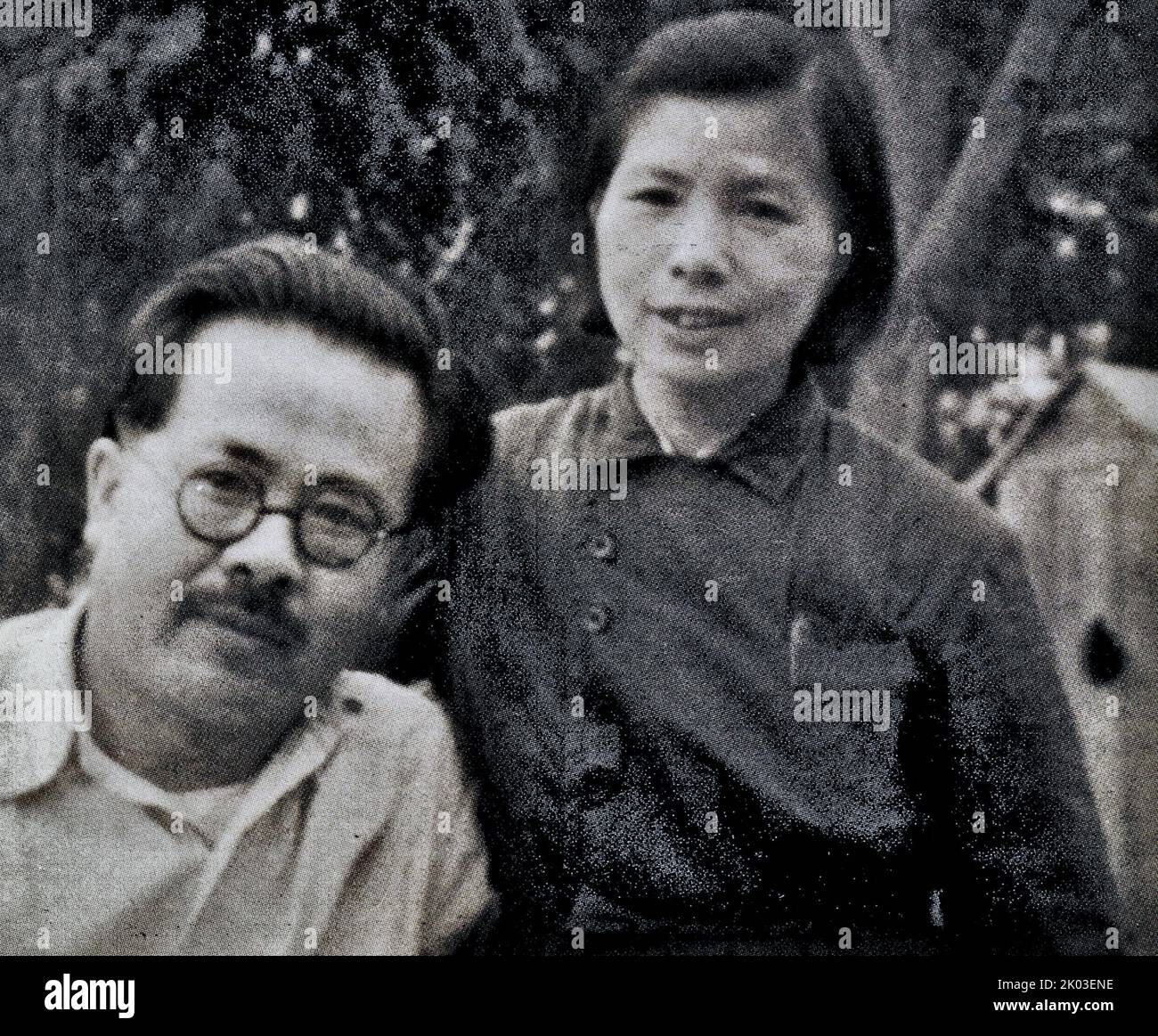Ren Bishi and Chen Congying at the Yan'an Zaoyuan. Ren Bishi was a military and political leader in the early Chinese Communist Party. In the early 1930s, Stock Photo