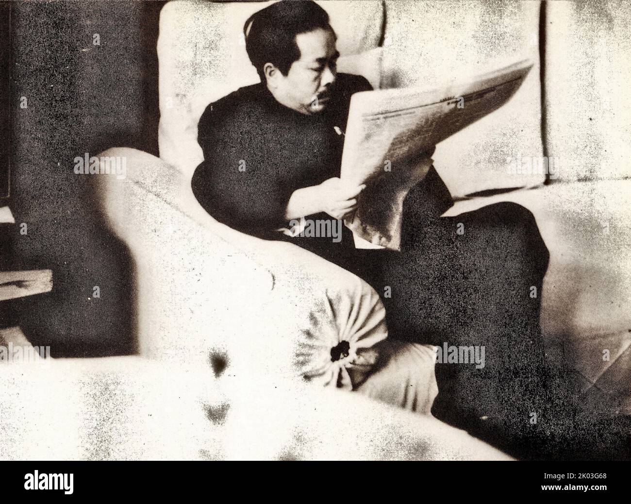 Ren Bishi reading a Soviet newspaper. Ren Bishi was a military and political leader in the early Chinese Communist Party, In the early 1930. Stock Photo