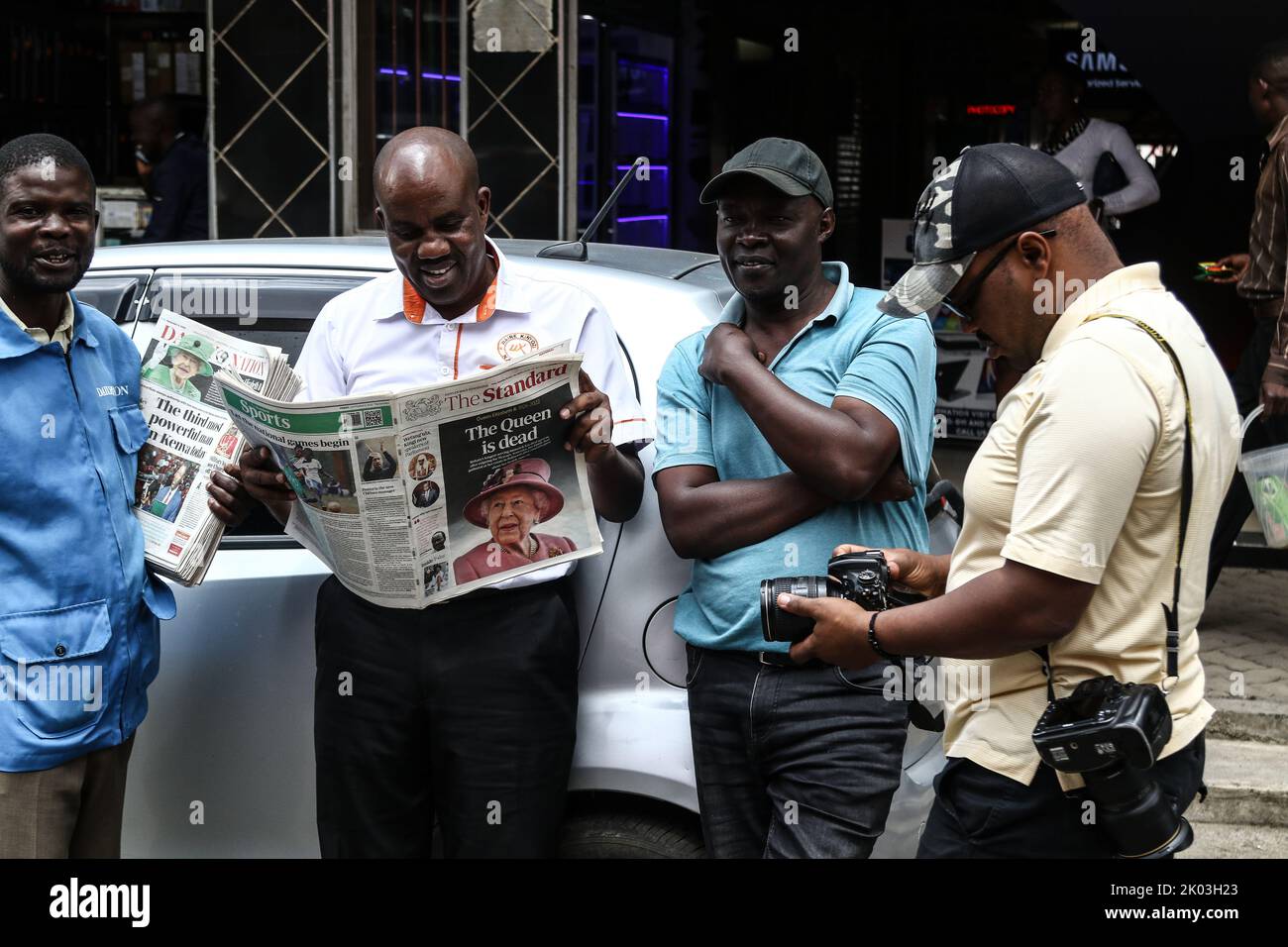 Nakuru, Kenya. 09th Sep, 2022. A man is seen reading newspapers with a front page image of Queen Elizabeth II. Queen Elizabeth II died on Thursday, September 8, 2022, at the age of 96. (Photo by James Wakibia/SOPA Images/Sipa USA) Credit: Sipa USA/Alamy Live News Stock Photo