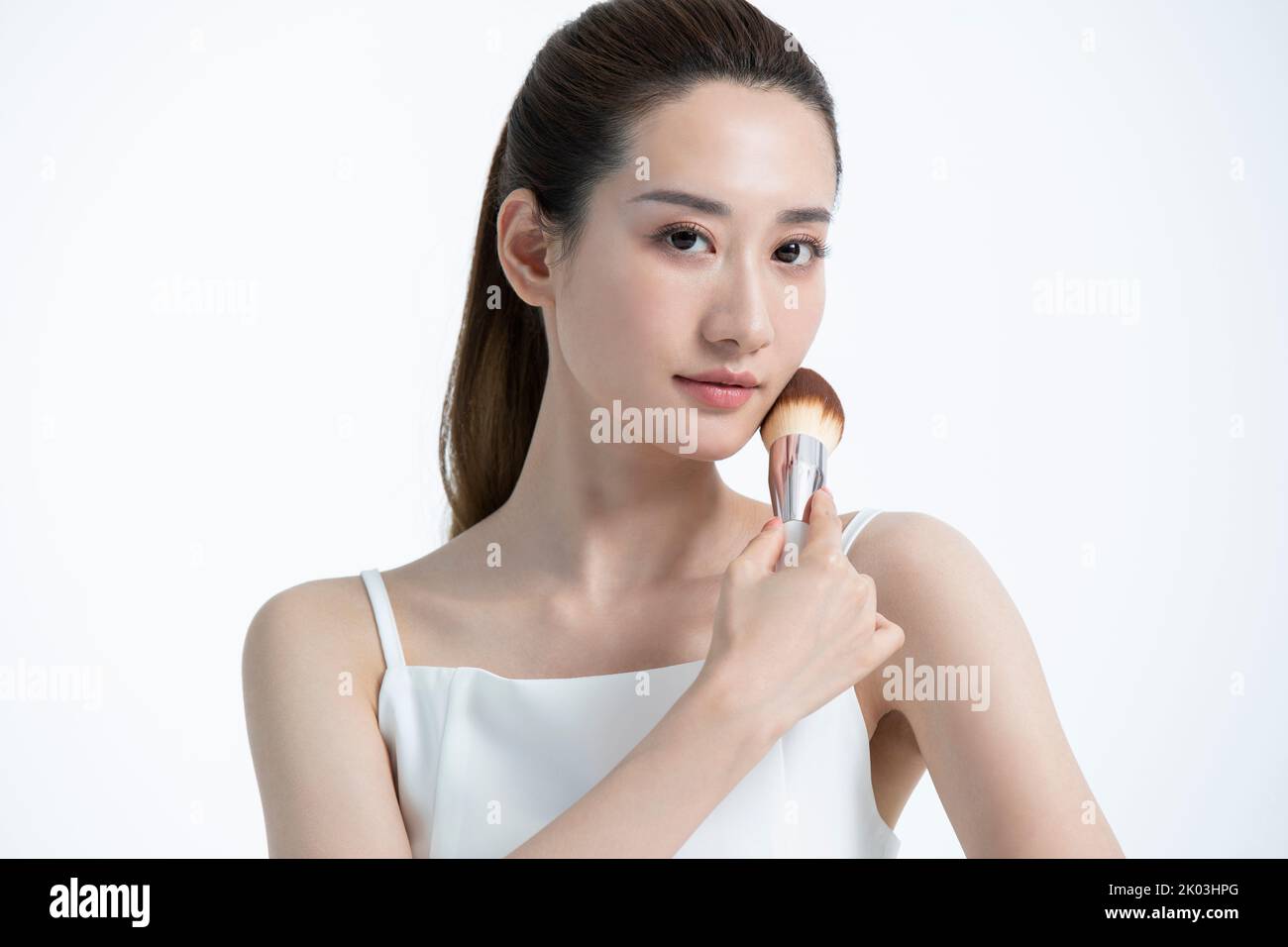 Beautiful young Chinese woman applying makeup Stock Photo - Alamy