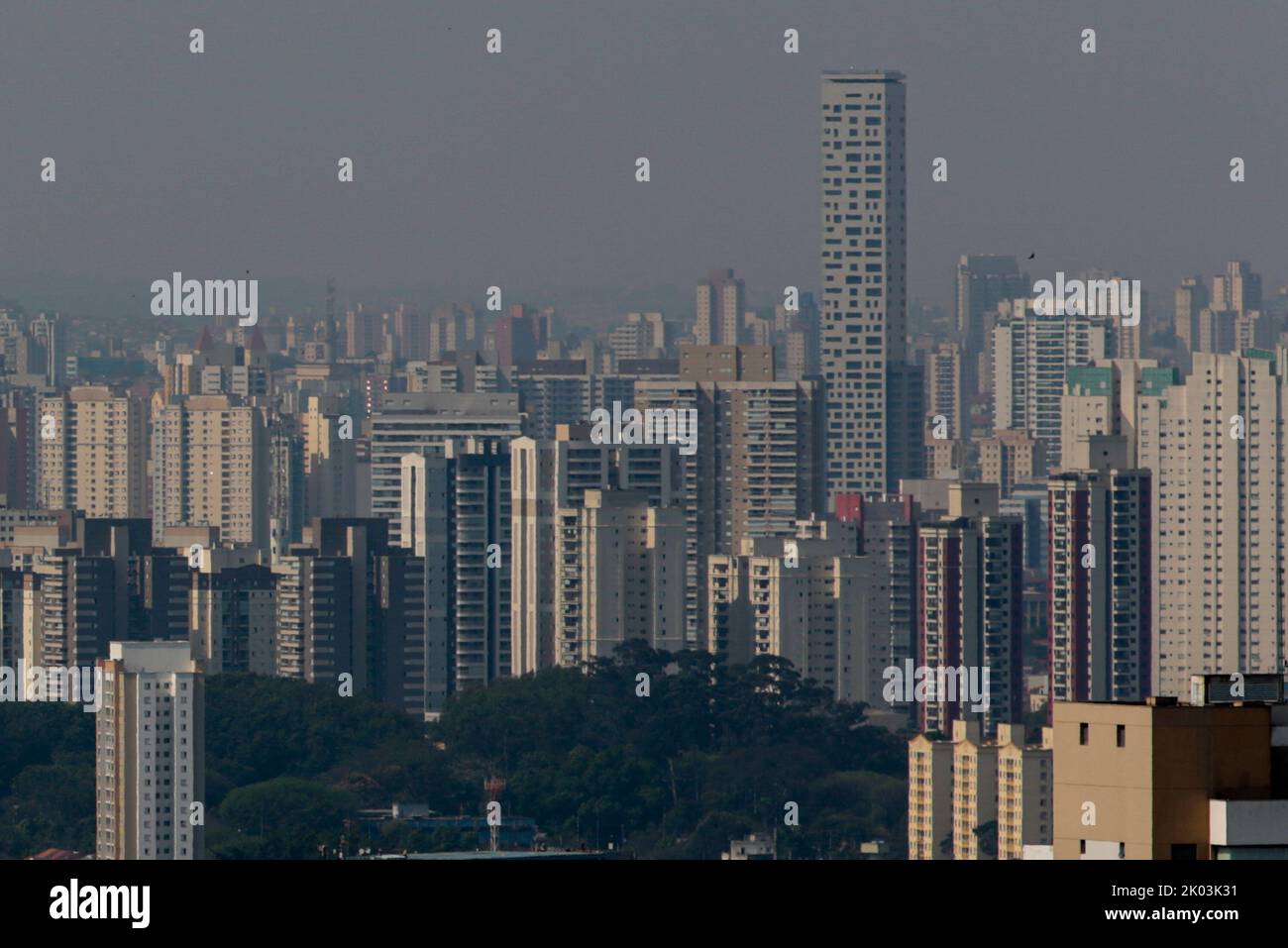 Sao Paulo, Brazil. 09th Sep, 2022. SP - Sao Paulo - 09/09/2022 - CLIMA TEMPO, SAO PAULO, FUMACA - Platina Building 220, the tallest building in Sao Paulo located in the Tatuape neighborhood amid smoke from the fires in the Amazon on Friday afternoon ( 09). Photo: Suamy Beydoun/AGIF/Sipa USA Credit: Sipa USA/Alamy Live News Stock Photo