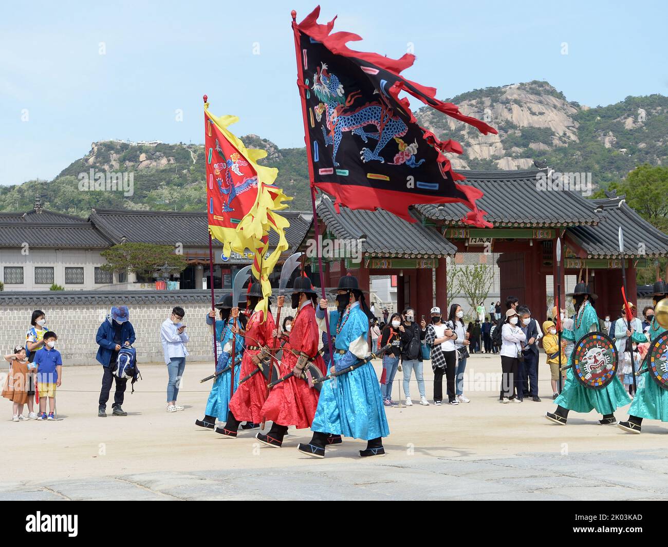 Masked soldiers during the Covid-19 pandemic at the Gyeongbokgung Palace, in Seoul, main royal palace of the Joseon dynasty. Built in 1395, it is located in northern Seoul, South Korea. Stock Photo