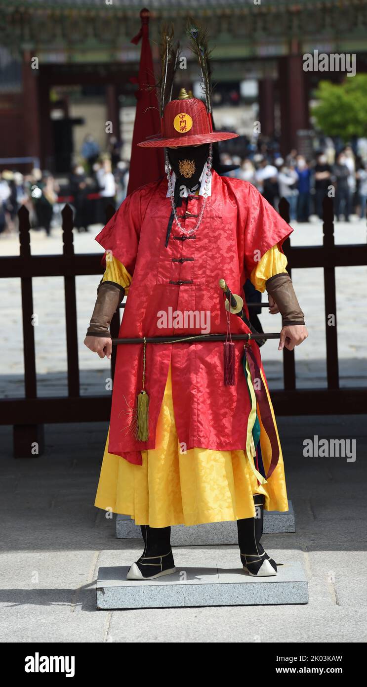 Masked soldiers during the Covid-19 pandemic at the Gyeongbokgung Palace, in Seoul, main royal palace of the Joseon dynasty. Built in 1395, it is located in northern Seoul, South Korea. Stock Photo