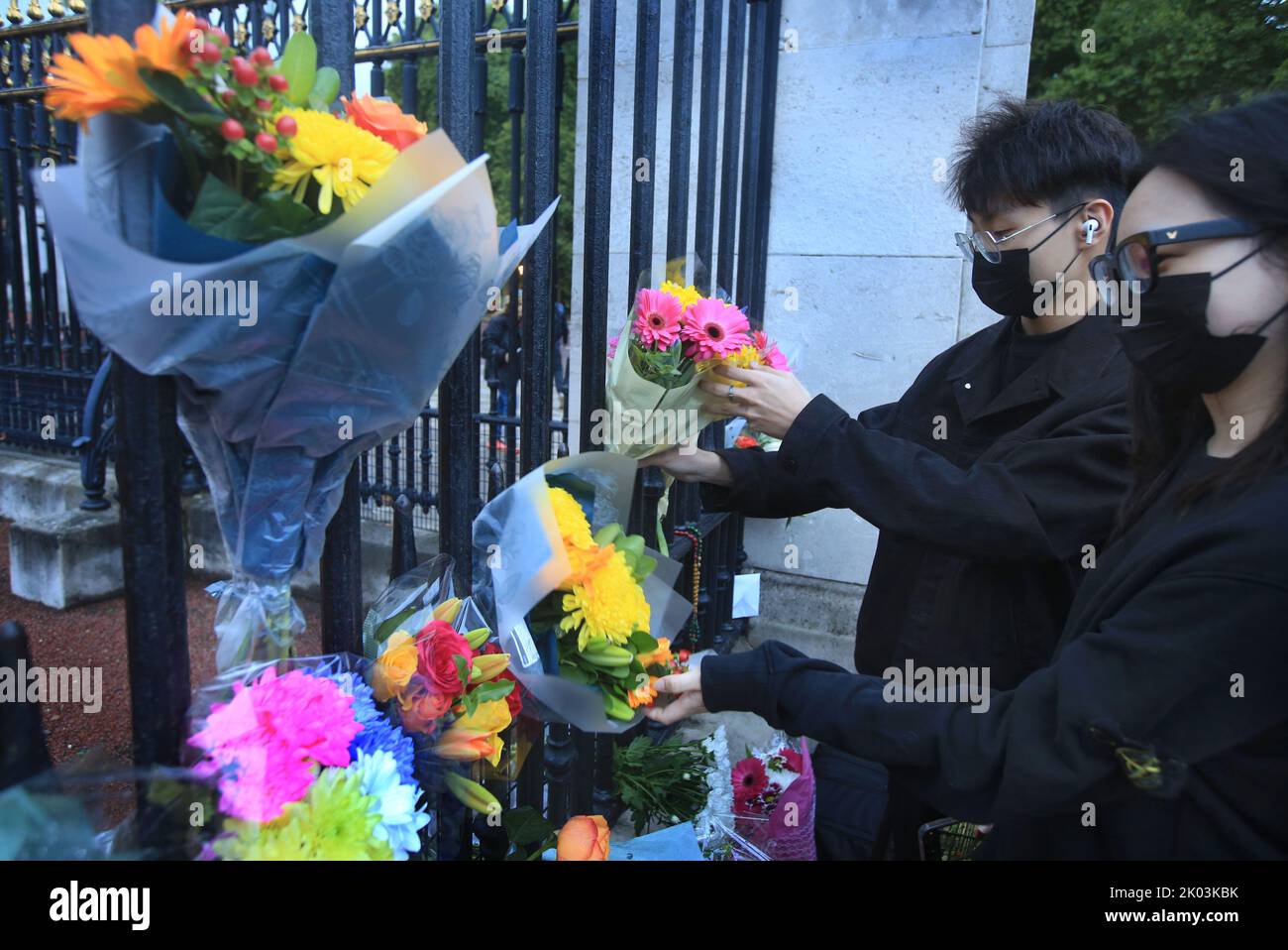 London, UK. 09th Sep, 2022. Members of the public come from all over UK to leave floral tributes outside the gates of Buckingham Palace. Her Majesty Queen Elizabeth II has died at Balmoral Castle at the age of 96, having reigned over the United Kingdom for 70 years. Credit: SOPA Images Limited/Alamy Live News Stock Photo