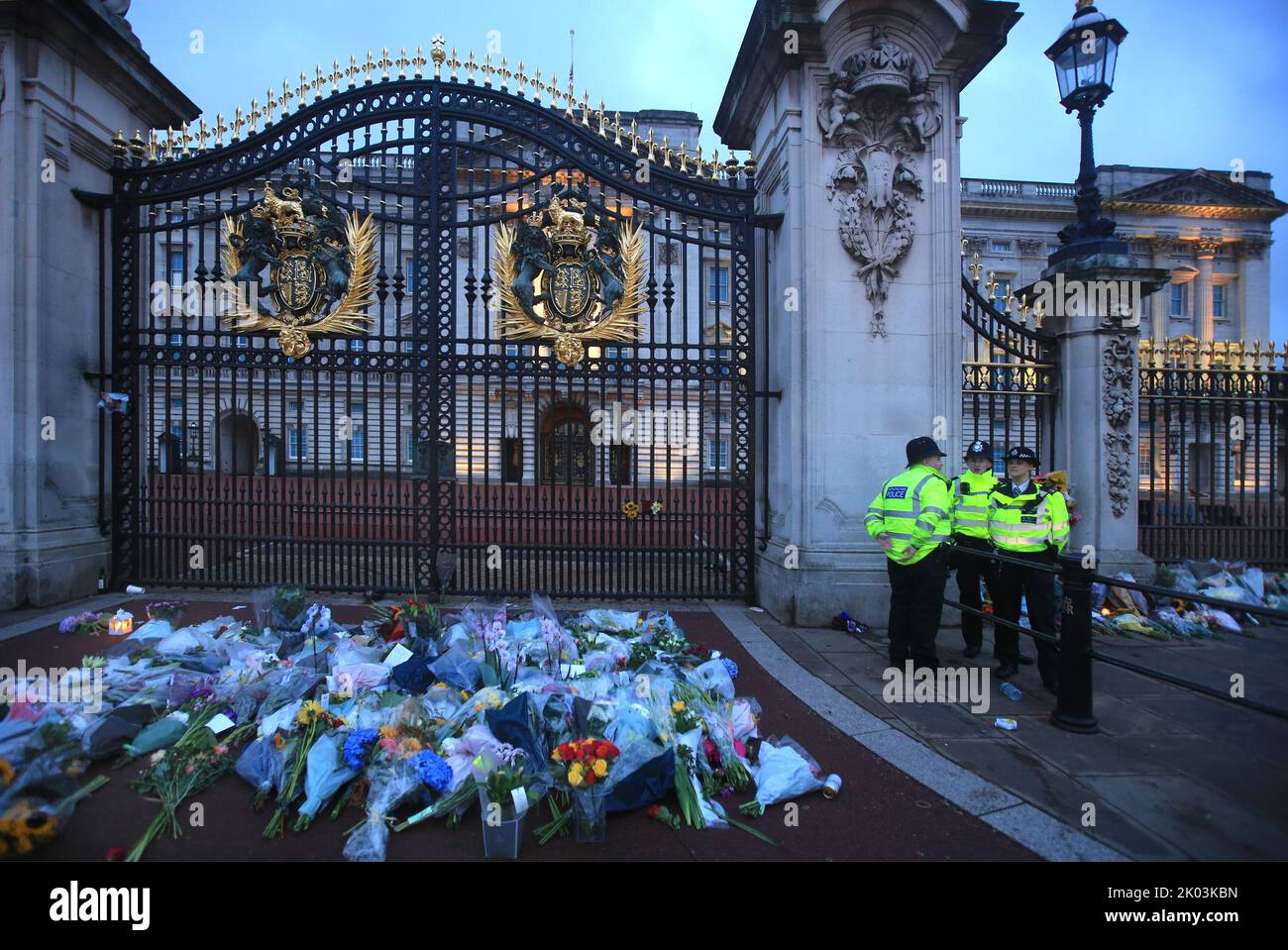 London, UK. 09th Sep, 2022. Police officers are present as floral tributes and messages are seen outside the gates of Buckingham Palace. Her Majesty Queen Elizabeth II has died at Balmoral Castle at the age of 96, having reigned over the United Kingdom for 70 years. Credit: SOPA Images Limited/Alamy Live News Stock Photo