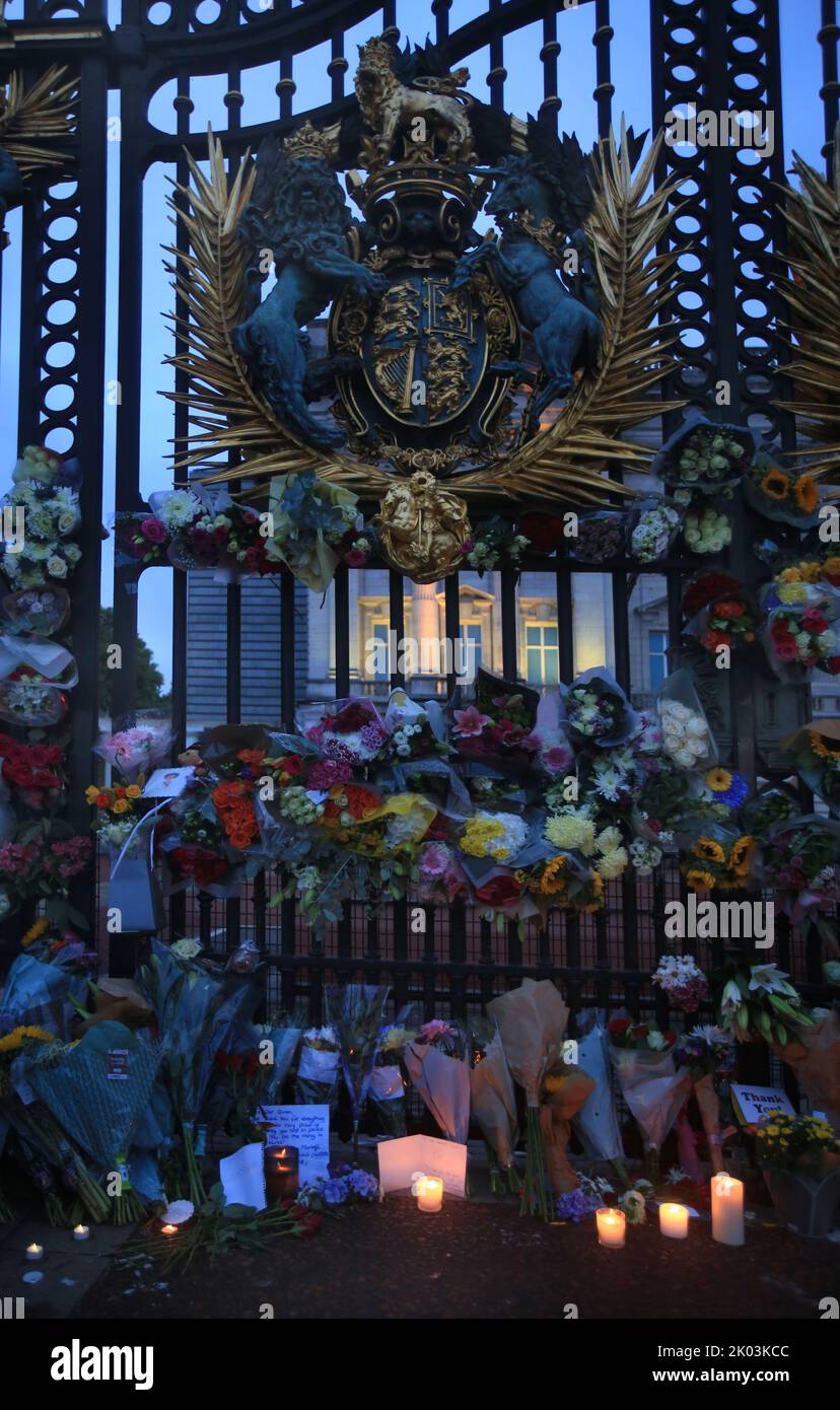 London, UK. 09th Sep, 2022. Floral tributes and messages seen outside the gates of Buckingham Palace. Her Majesty Queen Elizabeth II has died at Balmoral Castle at the age of 96, having reigned over the United Kingdom for 70 years. Credit: SOPA Images Limited/Alamy Live News Stock Photo