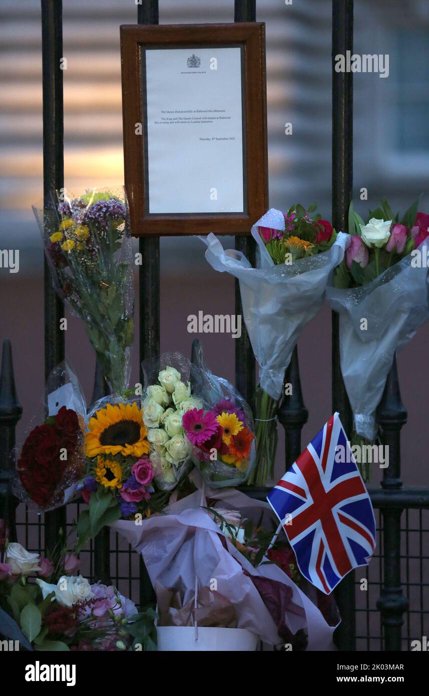London, UK. 09th Sep, 2022. Flowers and a flag left in tribute to Her