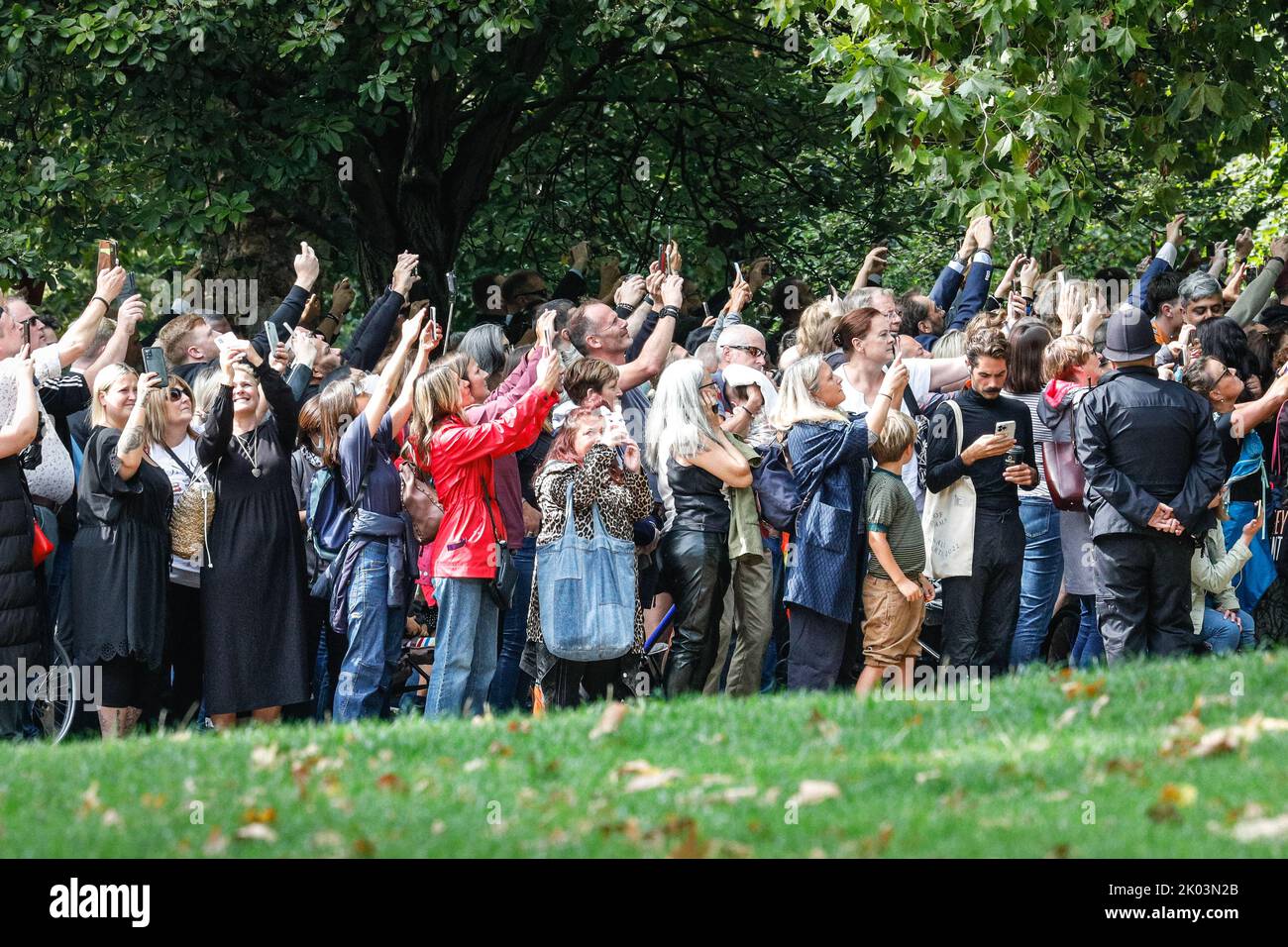 London, UK. 09th Sep, 2022. Access to the gun salute is so crowded that