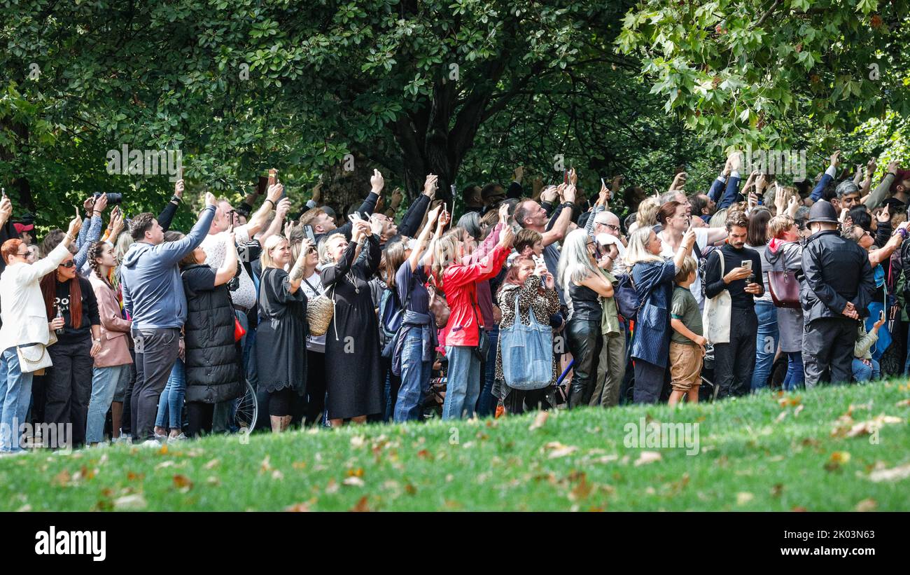 London, UK. 09th Sep, 2022. Access to the gun salute is so crowded that