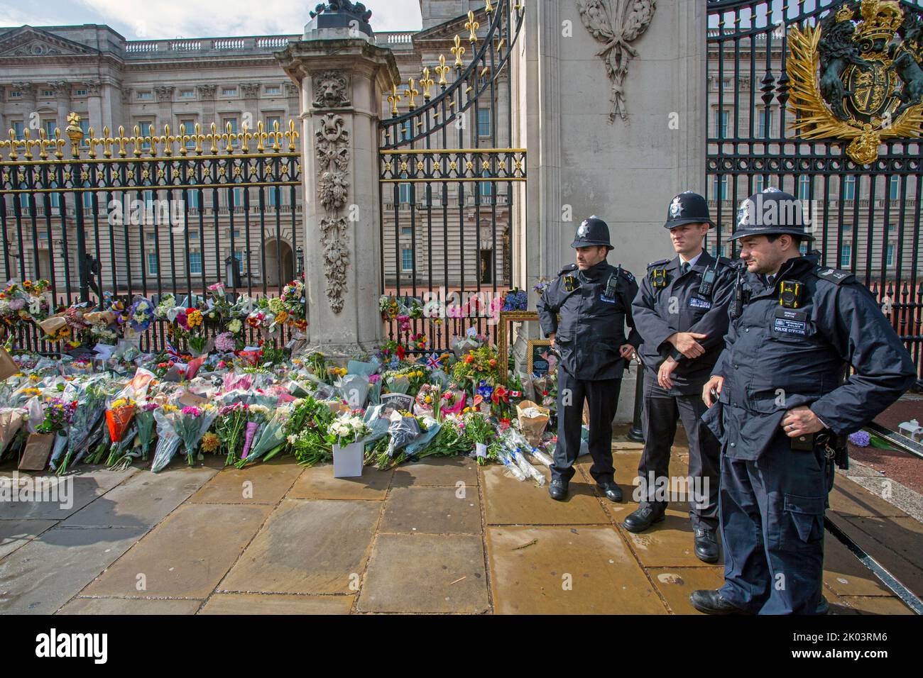 London UK. 9 September 2022. Police officers stand next to the floral tributes outside Buckingham palace to HM Queen Elizabeth II, who died aged 96 years in Balmoral Scotland as the longest serving British monarch and will be succedded by her son King Charles III .Photo Horst A. Friedrichs Alamy Live News Stock Photo