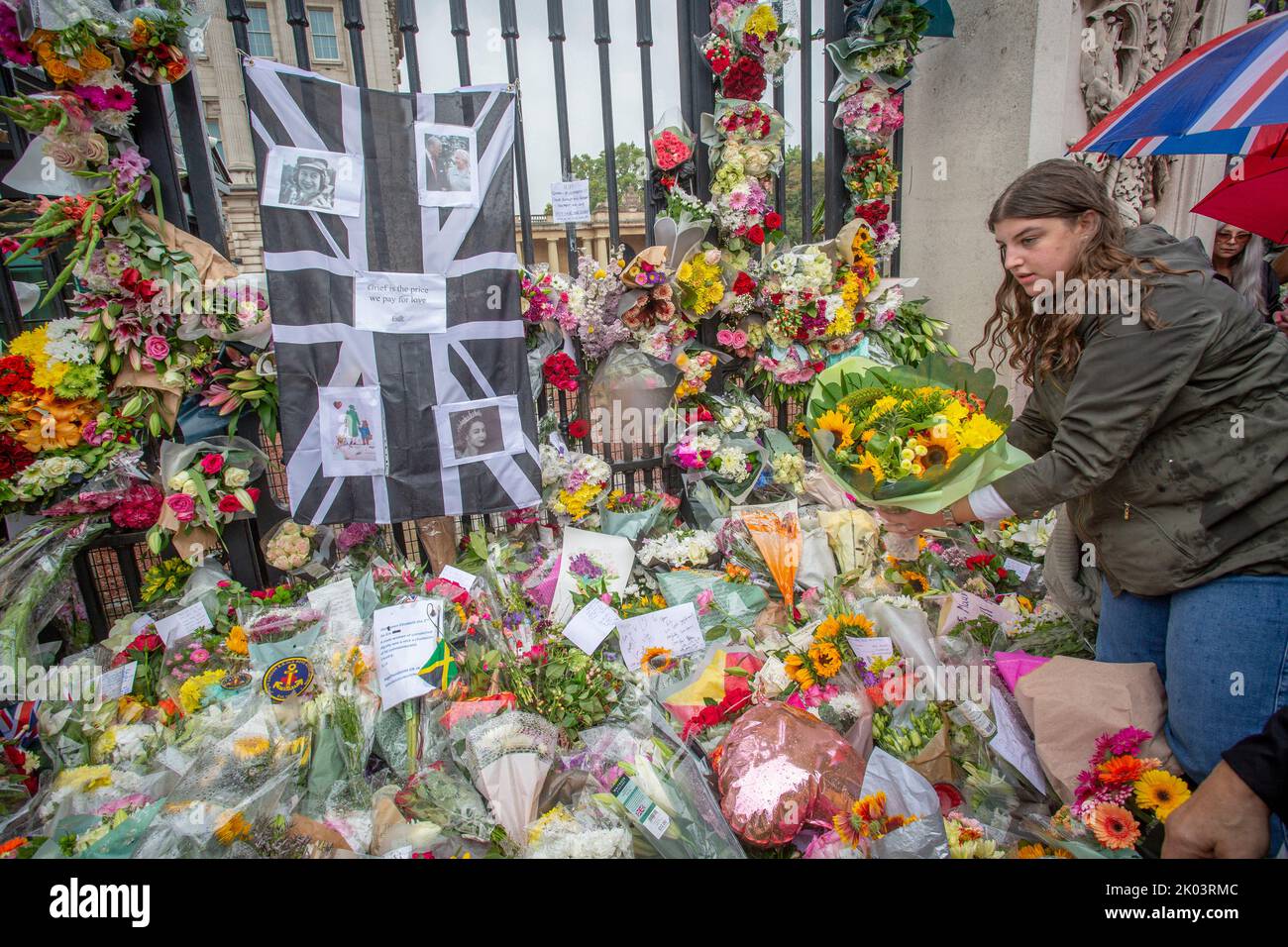 London, UK. 9th September 2022. A woman lays flowers outside Buckingham Palace, London, following the death of Queen Elizabeth II on Thursday.Photo Horst A. Friedrichs Alamy Live News Stock Photo