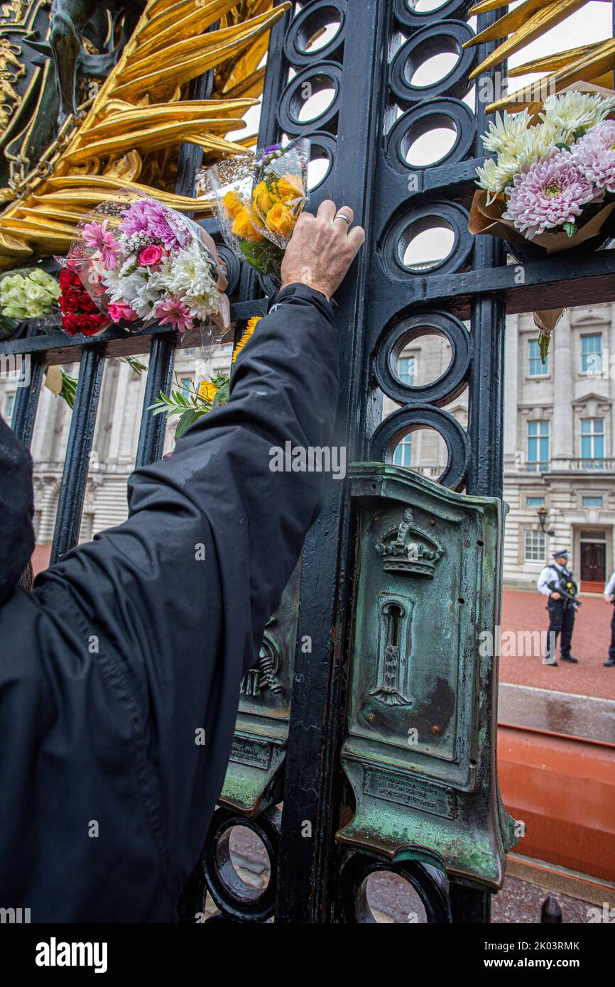 London, UK. 9th September 2022. Royal fans and well-wishers continue to bring floral tributes to Buckingham Palace gates after the announcement of the death of Elizabeth II, Queen of United Kingdom, who died on Thursday evening at Balmoral Castle. Photo Horst A. Friedrichs Alamy Live News Stock Photo