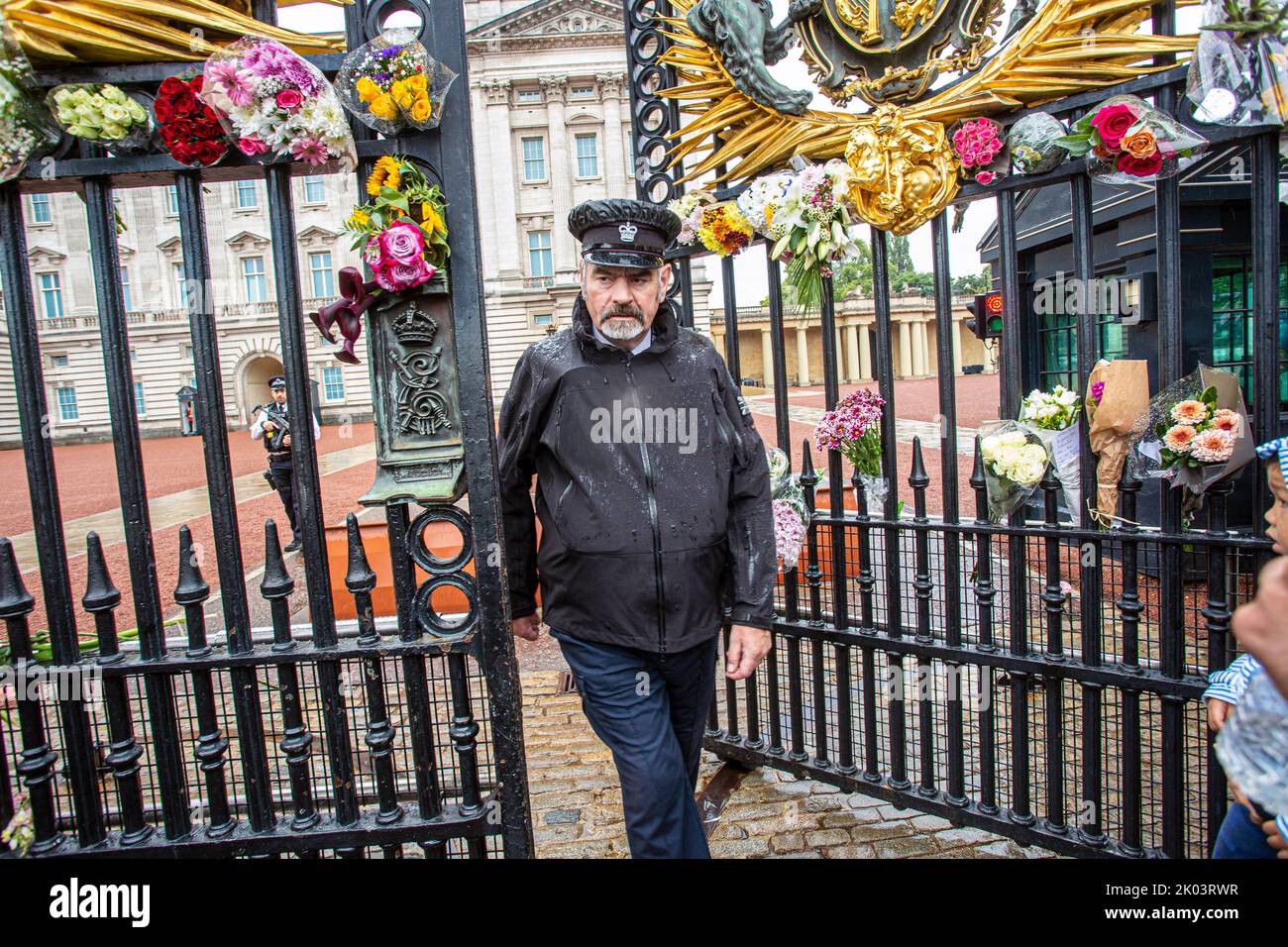 London UK. 9 September 2022. Buckingham Palace gate security opens up to allow entrance to Palace .Floral tributes outside Buckingham palace to HM Queen Elizabeth II, who died aged 96 years in Balmoral Scotland as the longest serving British monarch and will be succedded by her son King Charles III .Photo Horst A. Friedrichs Alamy Live News Stock Photo