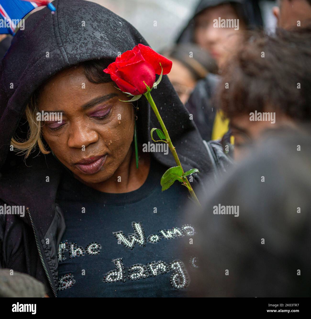 London, UK. 9th September 2022. Black woman with red rose outside Buckingham Palace, London, following the death of Queen Elizabeth II on Thursday.Photo Horst A. Friedrichs Alamy Live News Stock Photo