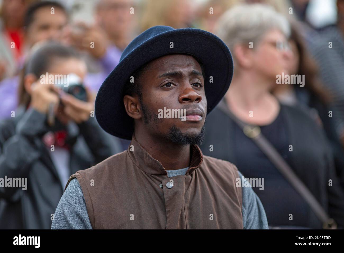 London, UK. 9th September 2022.People gather outside Buckingham Palace, London, following the death of Queen Elizabeth II on Thursday. Photo Horst A. Friedrichs Alamy Live News Stock Photo