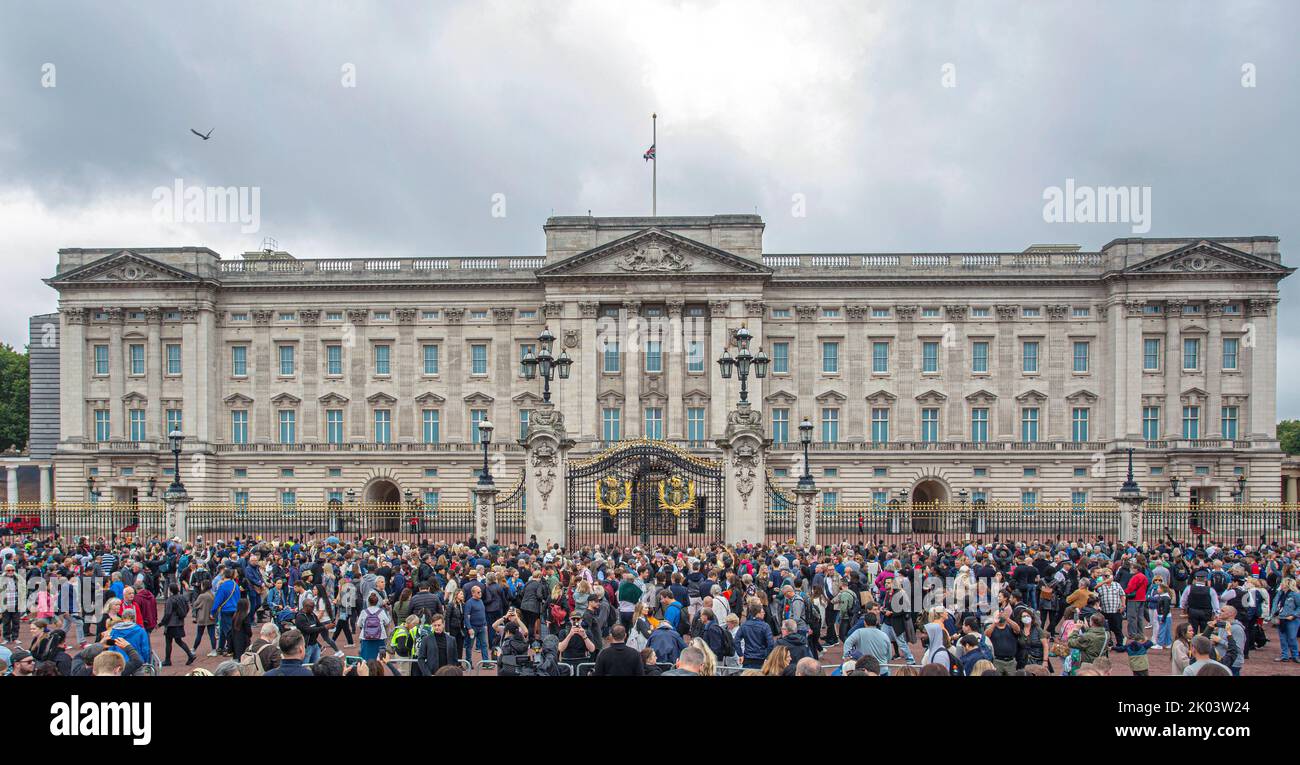 London UK. 9 September 2022. Large crowds gather outside Buckingham palace to pay tribute to HM Queen Elizabeth II, who died aged 96 years in Balmoral Scotland as the longest serving British monarch and will be succedded by her son King Charles III .Photo Horst A. Friedrichs Alamy Live News Stock Photo