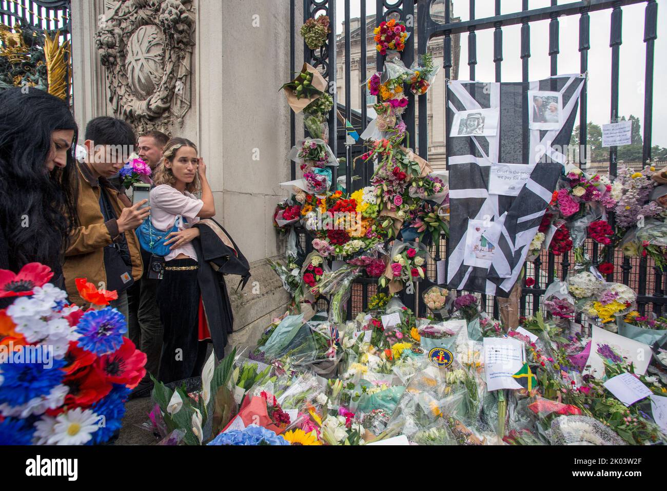 London, UK. 9th September 2022. Royal fans and well-wishers continue to bring floral tributes to Buckingham Palace gates after the announcement of the death of Elizabeth II, Queen of United Kingdom, who died on Thursday evening at Balmoral Castle. Photo Horst A. Friedrichs Alamy Live News Stock Photo