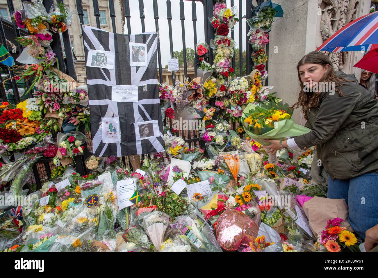 London, UK. 9th September 2022. A woman lays flowers outside Buckingham Palace, London, following the death of Queen Elizabeth II on Thursday.Photo Horst A. Friedrichs Alamy Live News Stock Photo