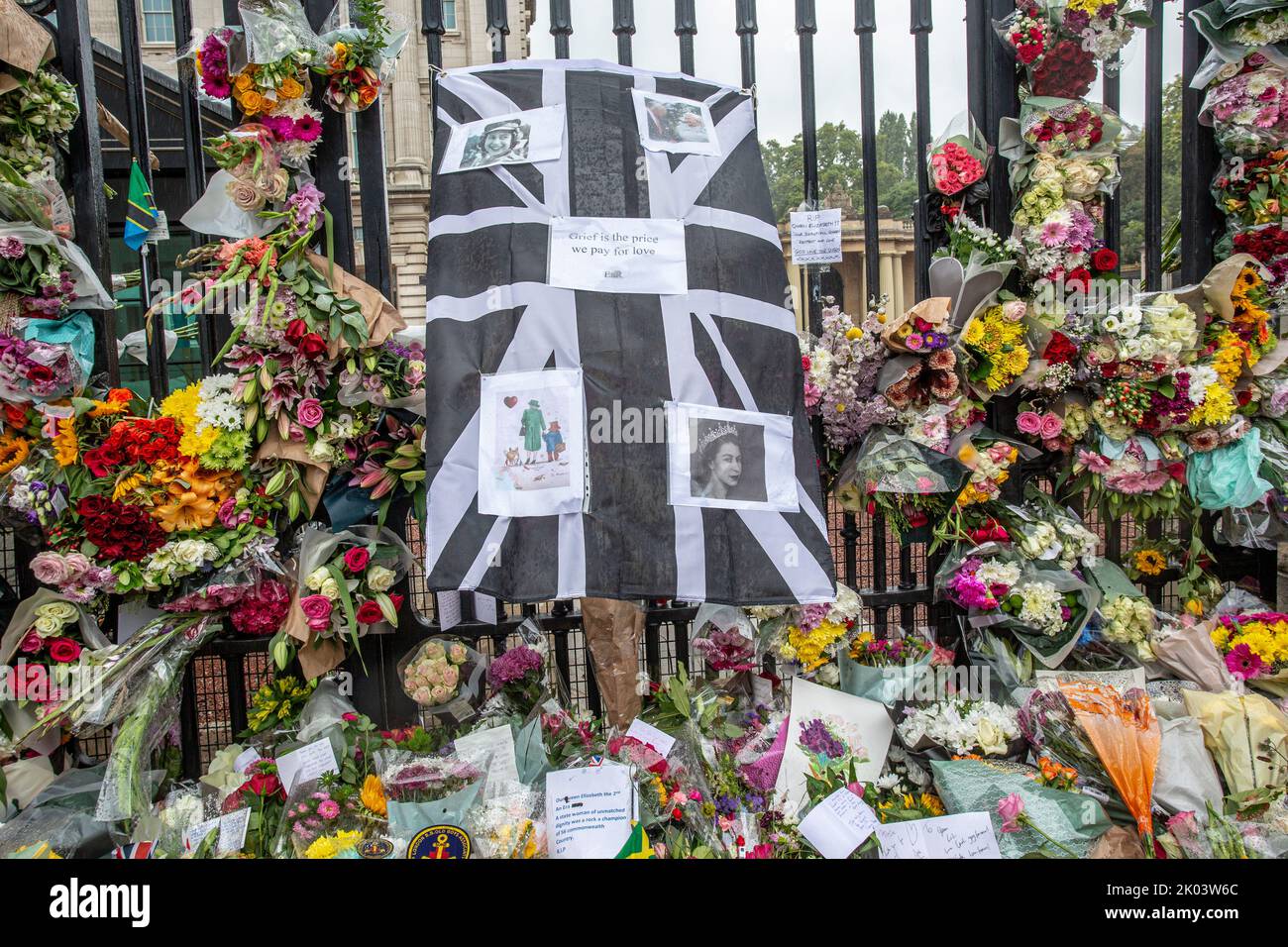 London UK. 9 September 2022. Messages of condolence are placed at the gates of Buckingham palace as large crowds pay tribute to HM Queen Elizabeth II, who died aged 96 years in Balmoral Scotland as the longest serving British monarch and will be succeded by her son King Charles III .Photo: Horst A. Friedrichs Alamy Live News Stock Photo