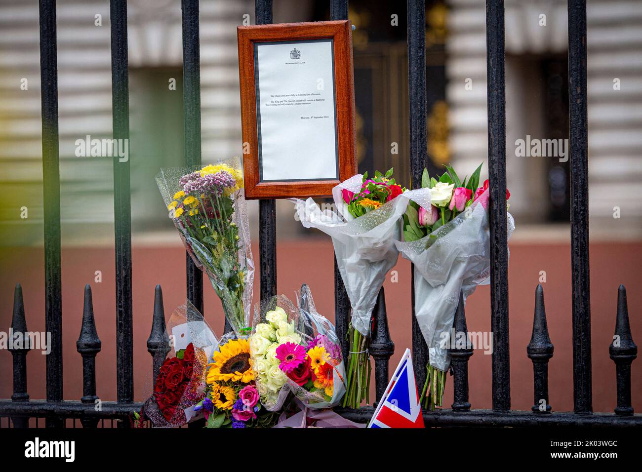 Buckingham Palace, London, UK – Friday 9th September 2022 – Flowers and flags now surround the official death notice of Queen Elizabeth II outside Buckingham Palace.Photo Horst A. Friedrichs Alamy Live News Stock Photo