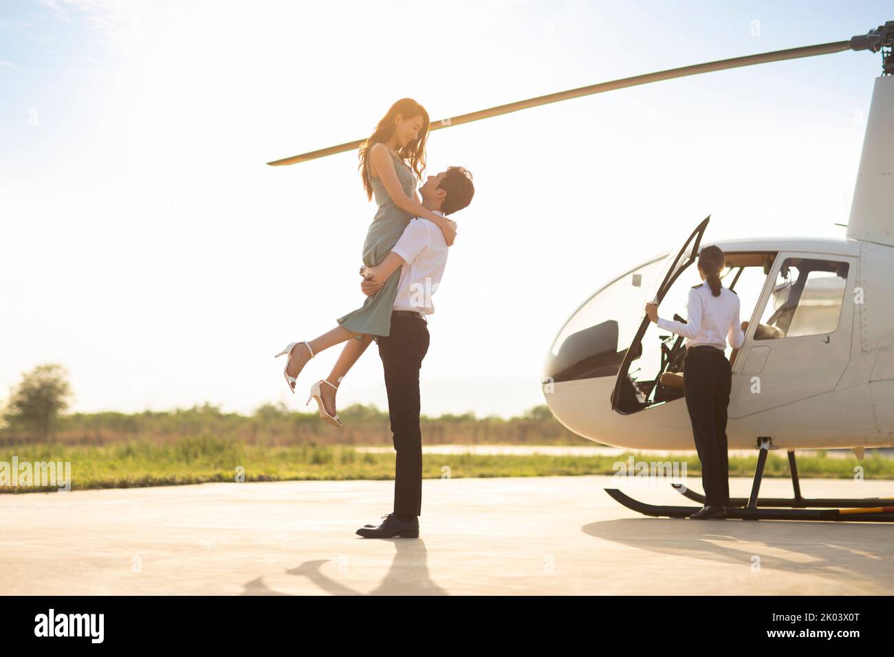 Young couple embracing at the airport hi-res stock photography and images -  Page 2 - Alamy