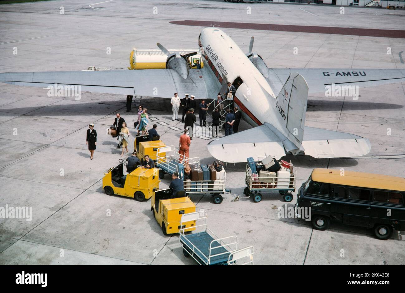 Vintage airplane passengers hi-res stock photography and images - Alamy