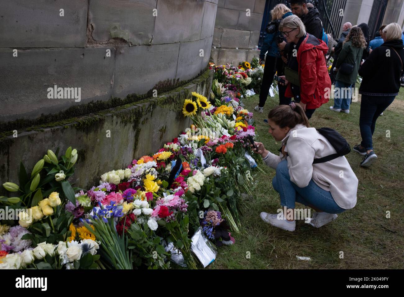 Edinburgh, Scotland, 9 September 2022. Laying flowers at Palace of Holyroodhouse as a mark of respect to Her Majesty Queen Elizabeth II, who has died aged 96, in Edinburgh, Scotland, 9 September 2022. Photo credit: Jeremy Sutton-Hibbert/ Alamy Live news. Stock Photo