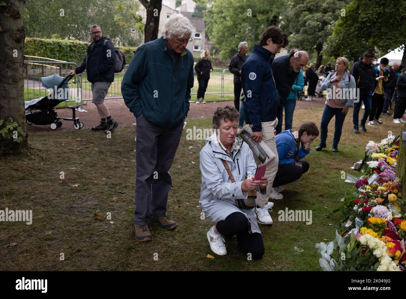 Edinburgh, Scotland, 9 September 2022. Laying flowers at Palace of Holyroodhouse as a mark of respect to Her Majesty Queen Elizabeth II, who has died aged 96, in Edinburgh, Scotland, 9 September 2022. Photo credit: Jeremy Sutton-Hibbert/ Alamy Live news. Stock Photo