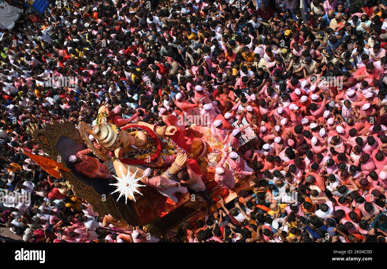 Mumbai, India. 09th Sep, 2022. Devotees carry an idol of elephant-headed Hindu god Ganesh during the immersion procession. Anant Chaturdashi marks the end of a ten day festival of Ganesh Chaturthi (celebrated as birthday of Ganapati) where devotees immerse the idol of elephant-headed Hindu god Ganesh in the water of Arabian Sea. Credit: SOPA Images Limited/Alamy Live News Stock Photo