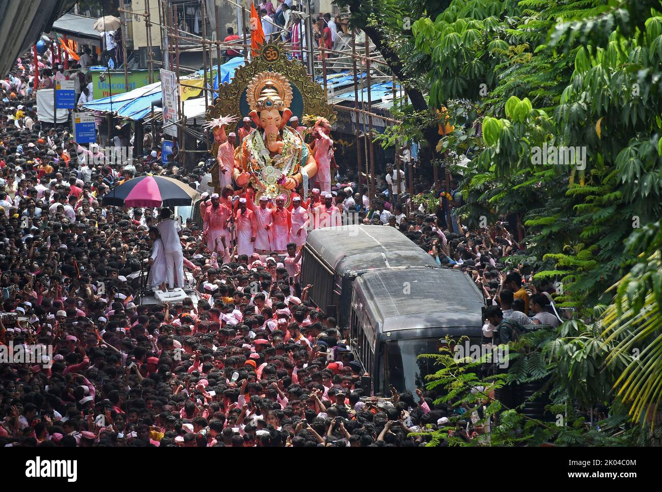 Mumbai, India. 09th Sep, 2022. Devotees carry an idol of elephant-headed Hindu god Ganesh during the immersion procession. Anant Chaturdashi marks the end of a ten day festival of Ganesh Chaturthi (celebrated as birthday of Ganapati) where devotees immerse the idol of elephant-headed Hindu god Ganesh in the water of Arabian Sea. Credit: SOPA Images Limited/Alamy Live News Stock Photo