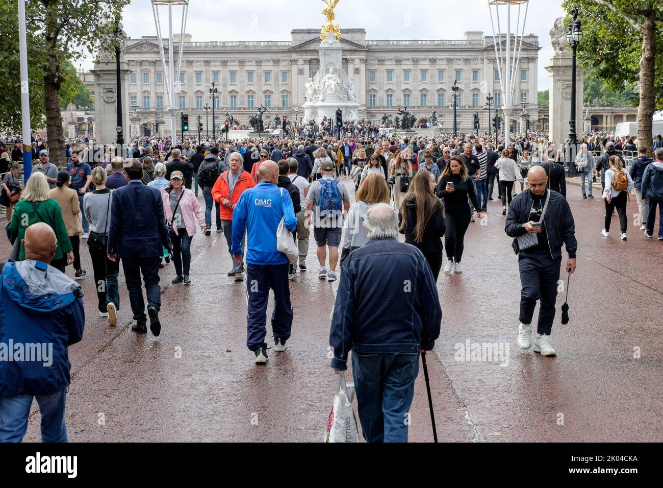 London, UK. 9th September 2022. People gather on The Mall in front of Buckingham Palace to pay their respects following the death of Queen Elizabeth II. Stock Photo