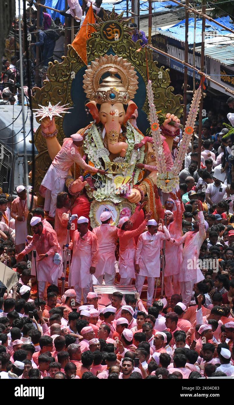 Mumbai, India. 09th Sep, 2022. Devotees carry an idol of elephant-headed Hindu god Ganesh during the immersion procession. Anant Chaturdashi marks the end of a ten day festival of Ganesh Chaturthi (celebrated as birthday of Ganapati) where devotees immerse the idol of elephant-headed Hindu god Ganesh in the water of Arabian Sea. (Photo by Ashish Vaishnav/SOPA Images/Sipa USA) Credit: Sipa USA/Alamy Live News Stock Photo