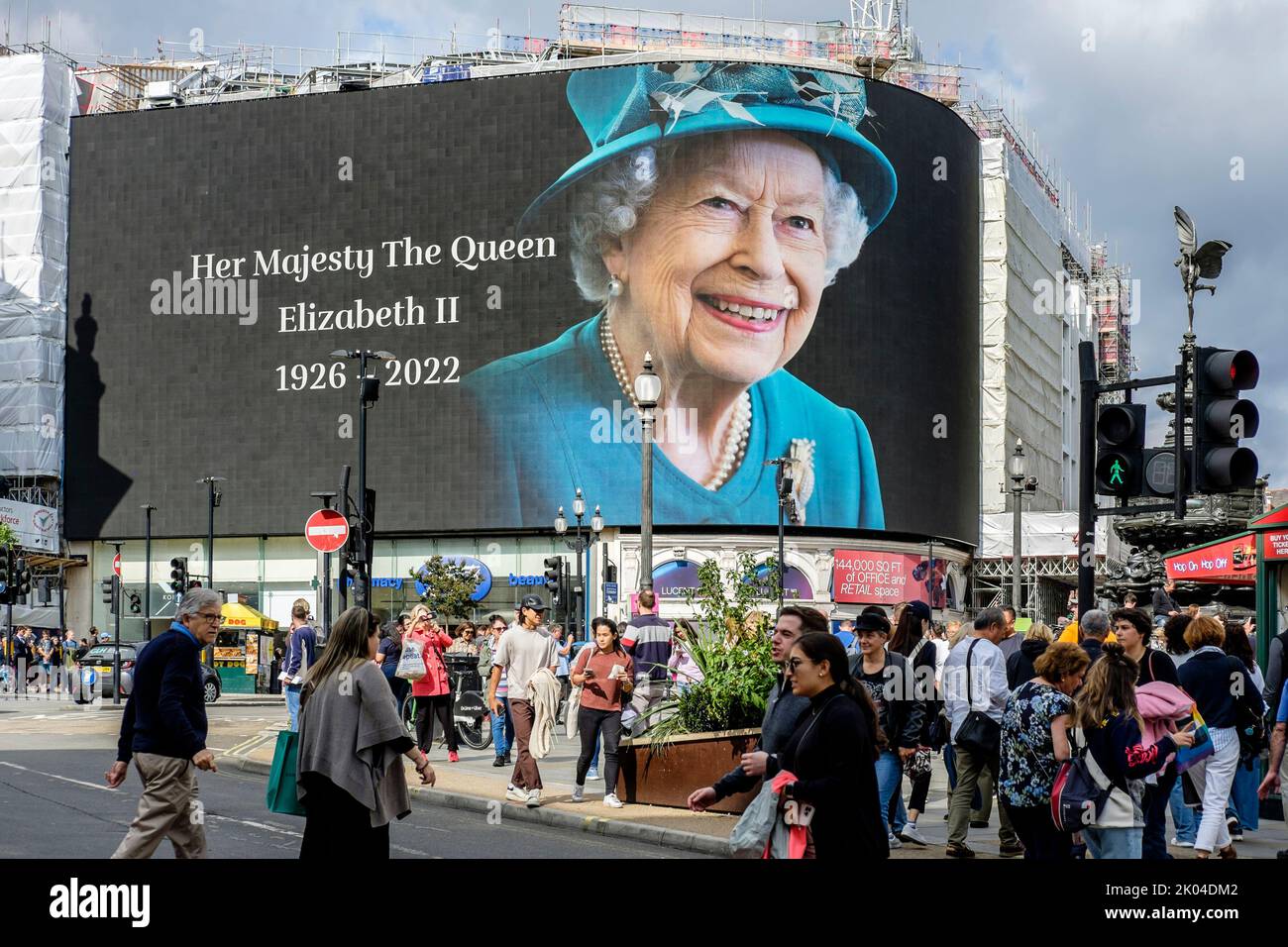 London, UK. 9th September 2022. Images of Queen Elizabeth II  displayed on screens at Piccadilly Circus in tribute to Her Majesty following her death on 8th September 2022. Stock Photo