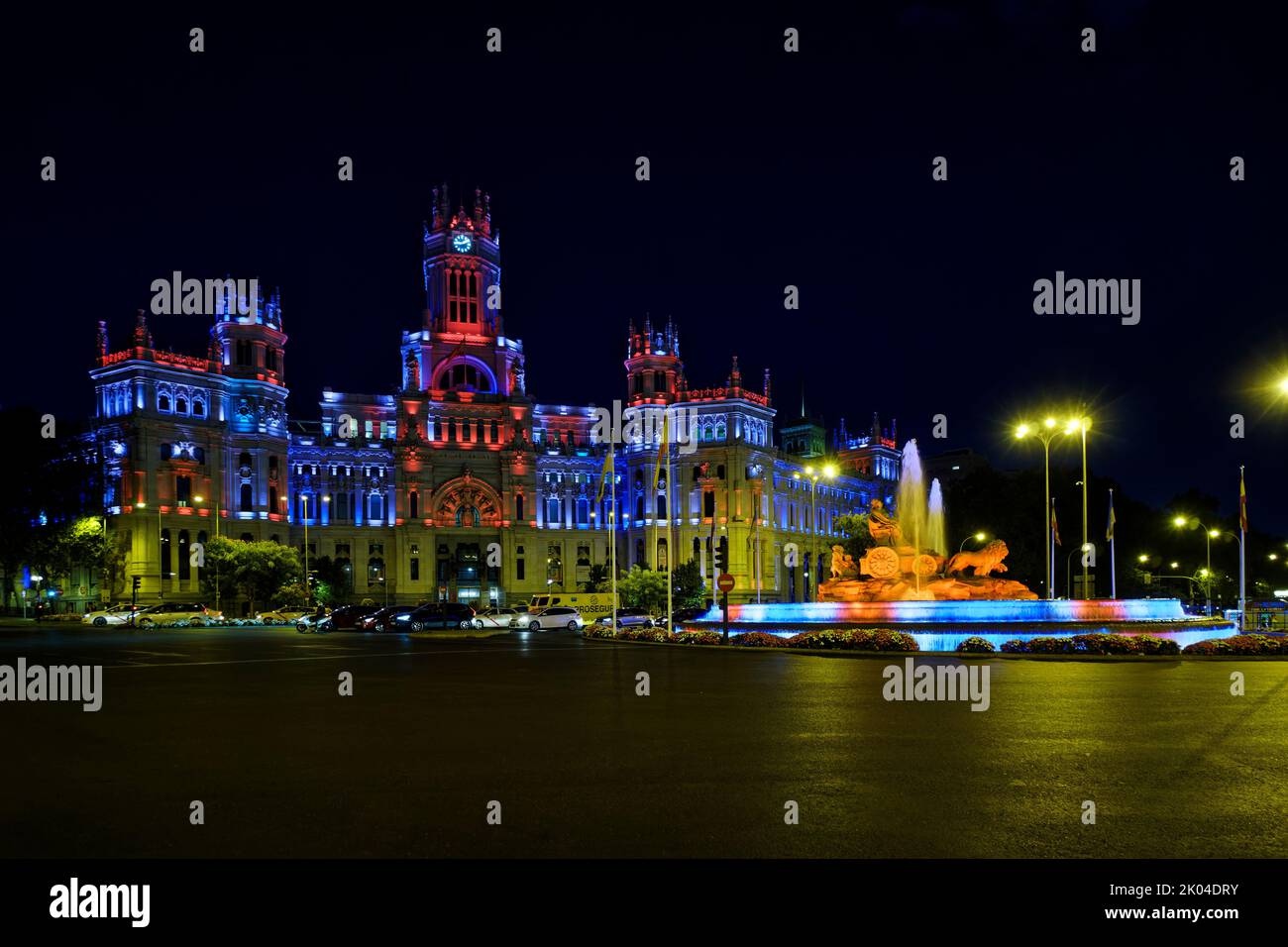 Cybele Square, Madrid, Spain. 09th Sep, 2022.  Tribute to Queen Elizabeth II. Tribute lighting in memory of Queen Elizabeth II of England in Madrid Town Hall. Credit: EnriquePSans/Alamy Live News Stock Photo